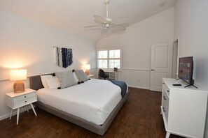 3 bedrooms, desk, iron/ironing board, WiFi - Beach Steps Away, Fenced Yard, Bikes & Pets OK! (Palm Coast)