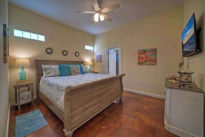 3 bedrooms, iron/ironing board, WiFi, bed sheets - Sparkle Fish~Winter Texans Welcome!~Dog Friendly (Port Aransas)