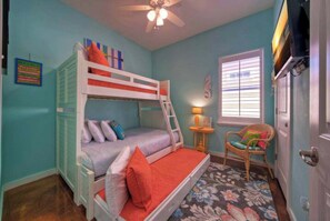 3 bedrooms, iron/ironing board, WiFi, bed sheets - Sparkle Fish~Winter Texans Welcome!~Dog Friendly (Port Aransas)
