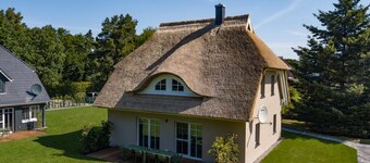 Lieblingshof House 3 - Holidays under the thatch and close to the Baltic Sea