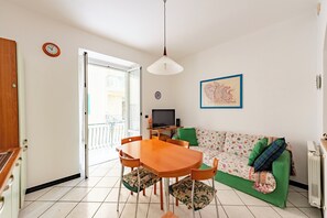 Departamento, 3 habitaciones, balcón | Área de sala de estar | Televisión LED de 32 pulgadas con canales por cable 