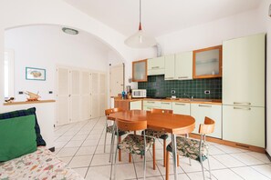 Departamento, 3 habitaciones, balcón | Cocina privada | Refrigerador, microondas, parrilla de estufa y lavavajillas 