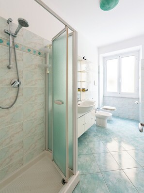 Apartment, 3 Bedrooms, Balcony | Bathroom | Free toiletries, bidet, towels, soap - Cosy flat with parking in Chiavari (Chiavari)