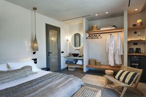 Superior studio suite, privézwembad, uitzicht op zee | Een minibar, een kluis op de kamer, verduisterende gordijnen