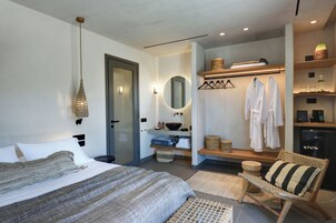 Minibar, caja de seguridad en la habitación y cortinas blackout 