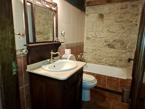 Free toiletries, towels, soap, shampoo - Val Fresco Suites & Relax (A Estrada)