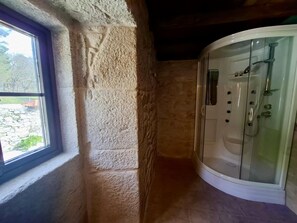 Superior Double Room, Garden View | Bathroom | Free toiletries, towels, soap, shampoo