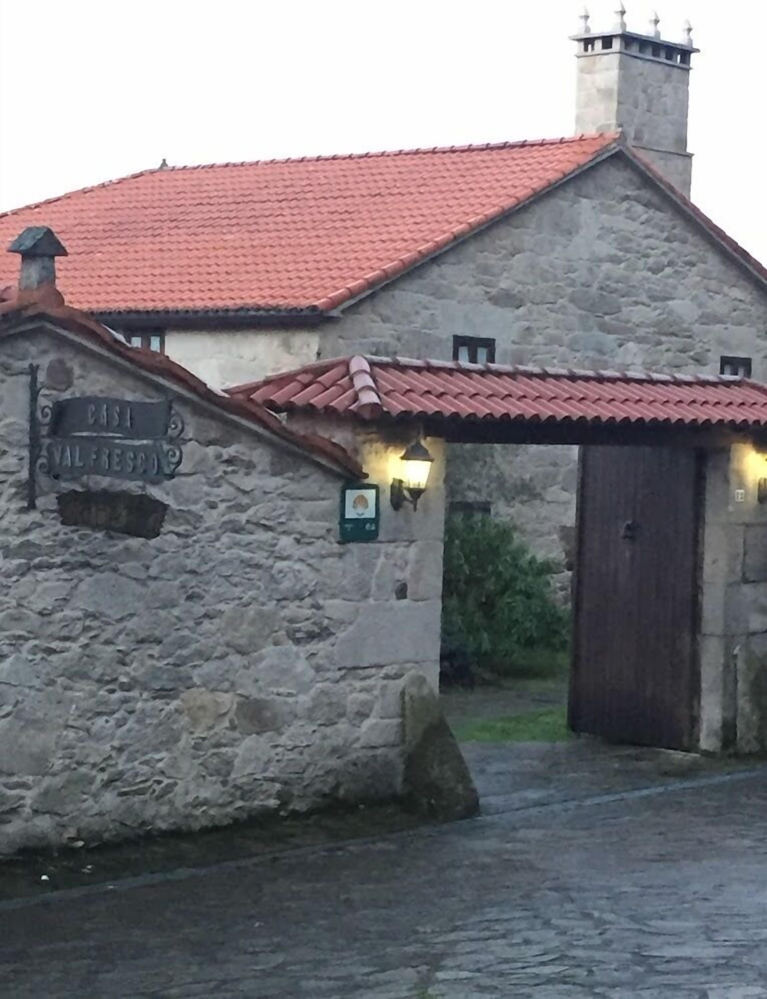 Un bâtiment en pierre, doté d’un toit recouvert de tuiles rouges et d’une enseigne indiquant « Casa Valverde ».
