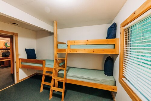 Cabin, 16 Bunks, Kitchen, Bathroom, ADA