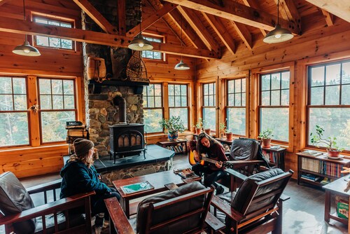 Cabin, two queen beds with shared bathroom