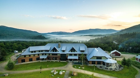 Exterior. Crawford Notch, Free Hiker Breakfast, Gear Library, Hiker Shuttle, Shared Bath