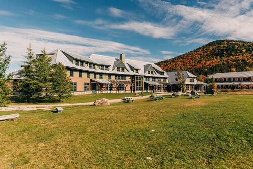Heart of the Presidential Range! Hiker Breakfast, Shared Bath, Trail Access