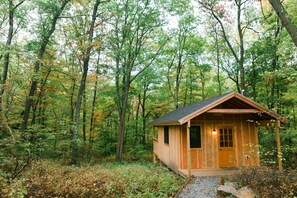 A small wooden cabin in a forest. - Cabin, Double Bed, 2 Bunks, Shared Bathroom (Blairstown)