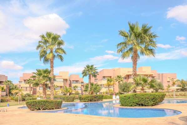 Outdoor pool - Luxury 2BD in Prestigia Jade : Pool & Golf View (Marrakech)
