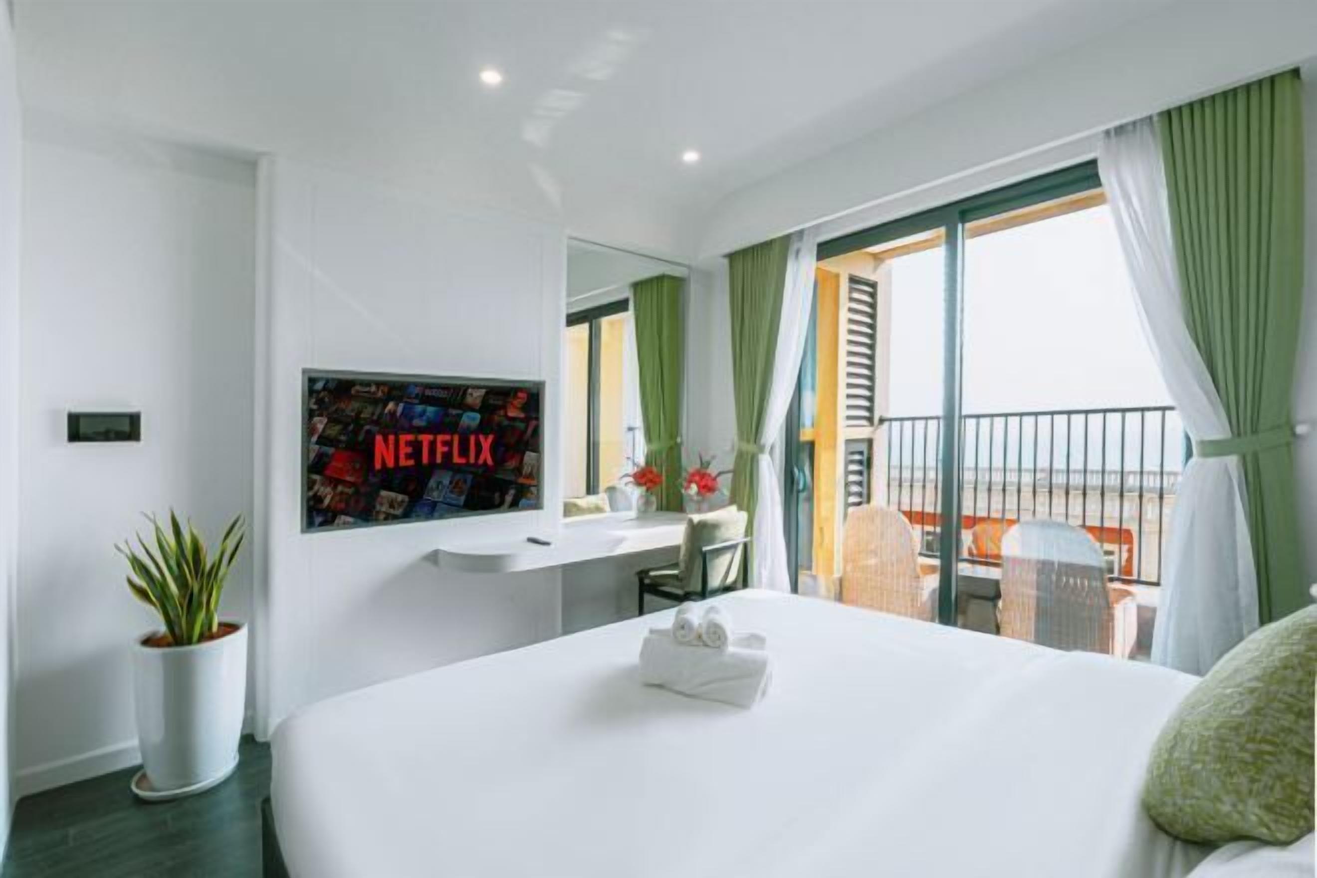 Hypo-allergenic bedding, desk, soundproofing, free WiFi