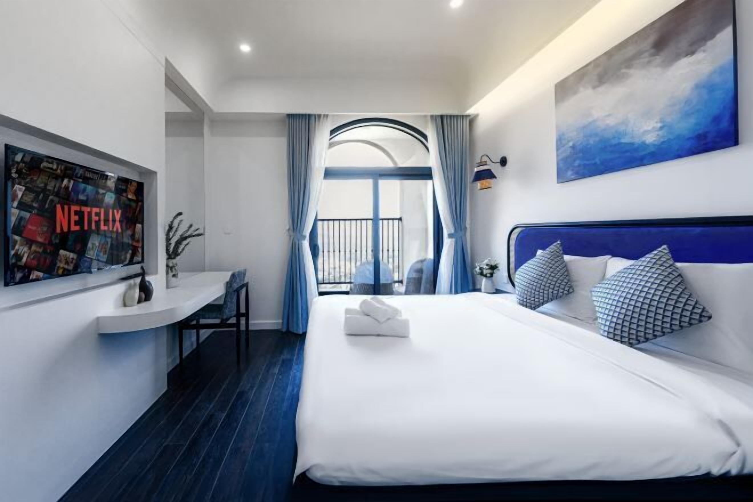 Hypo-allergenic bedding, desk, soundproofing, free WiFi