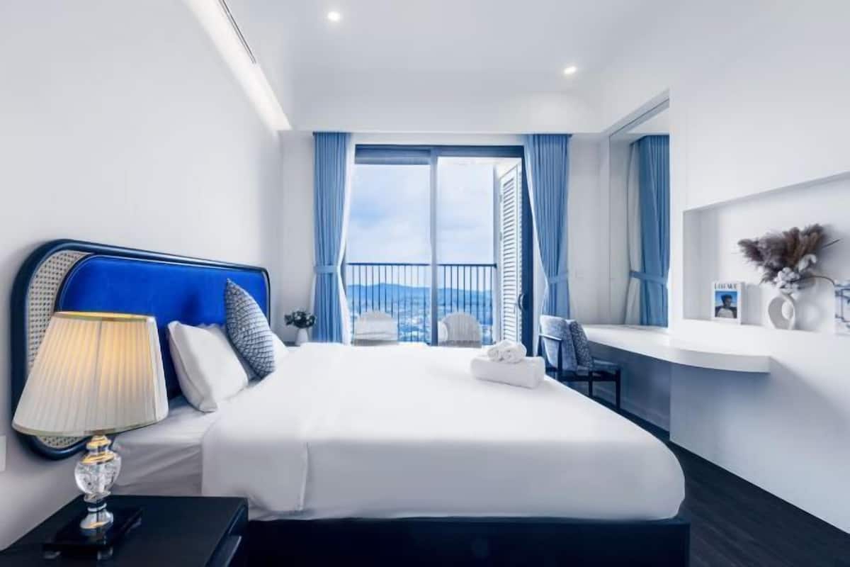 Hypo-allergenic bedding available, desk, soundproofing, WiFi (free)