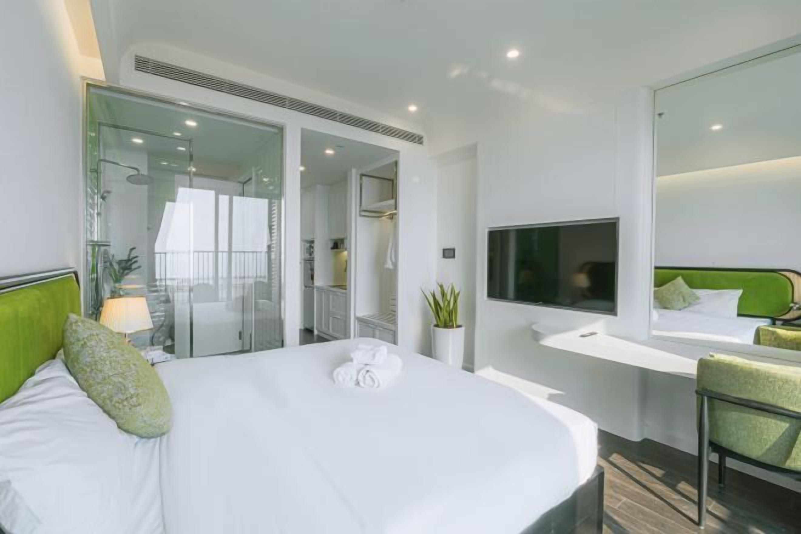 Hypo-allergenic bedding, desk, soundproofing, free WiFi