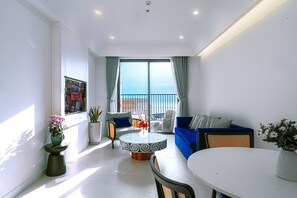 Leilighet – executive, 1 soverom, utsikt mot marina | Oppholdsrom | En 43-tommers smart-TV med kabel-kanaler