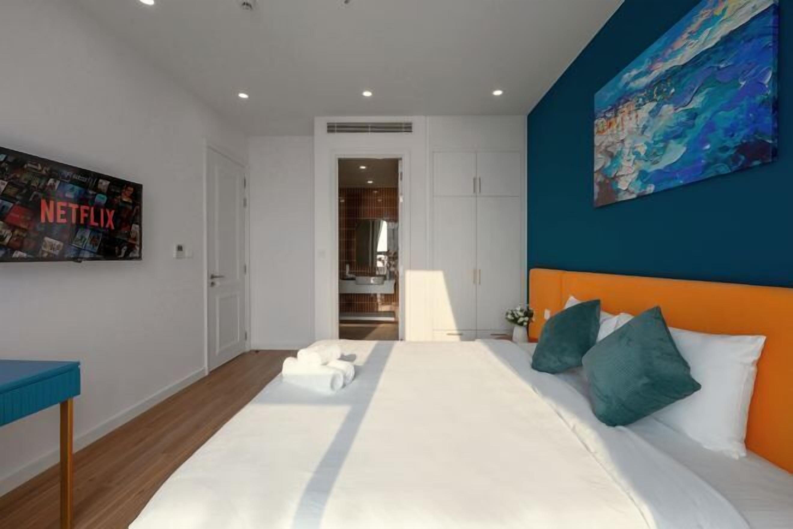 Hypo-allergenic bedding, desk, soundproofing, free WiFi