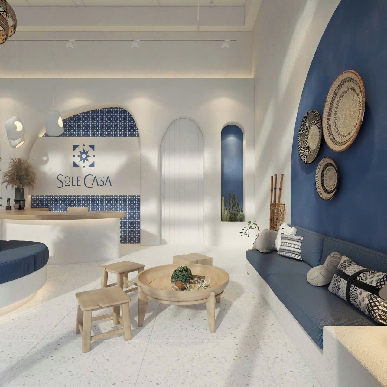 Ein moderner Empfangsbereich mit einem 'Sole Casa'-Schild, einem blauen Sofa, Holztischen und Dekoration an den Wänden.
