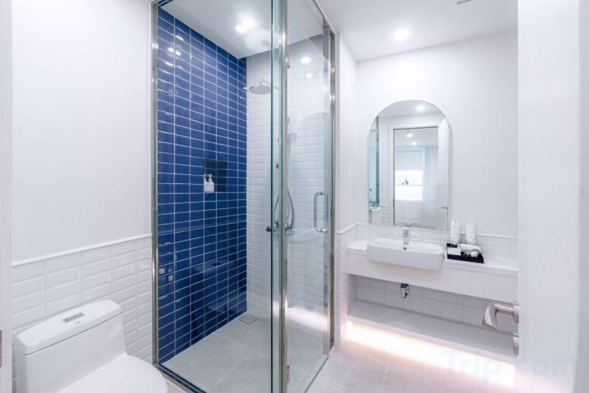 Shower, pengering rambut, dan handuk