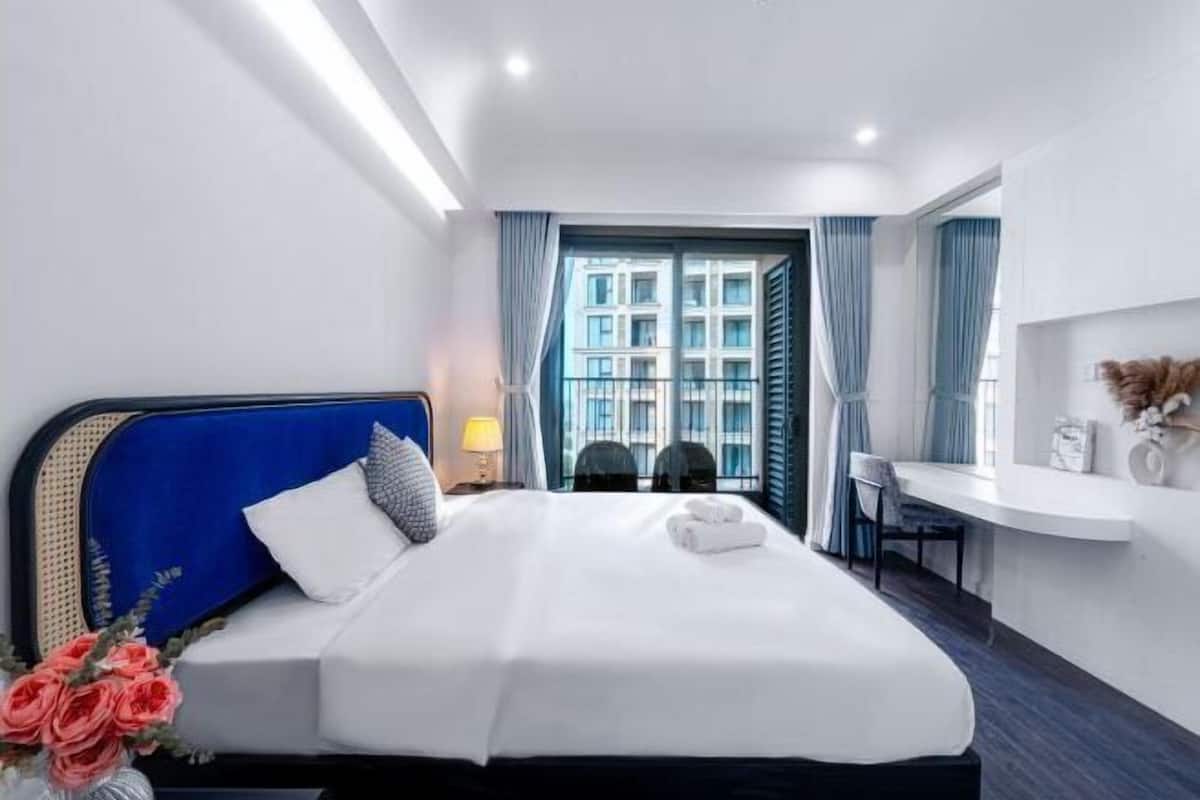 Hypo-allergenic bedding available, desk, soundproofing, WiFi (free)