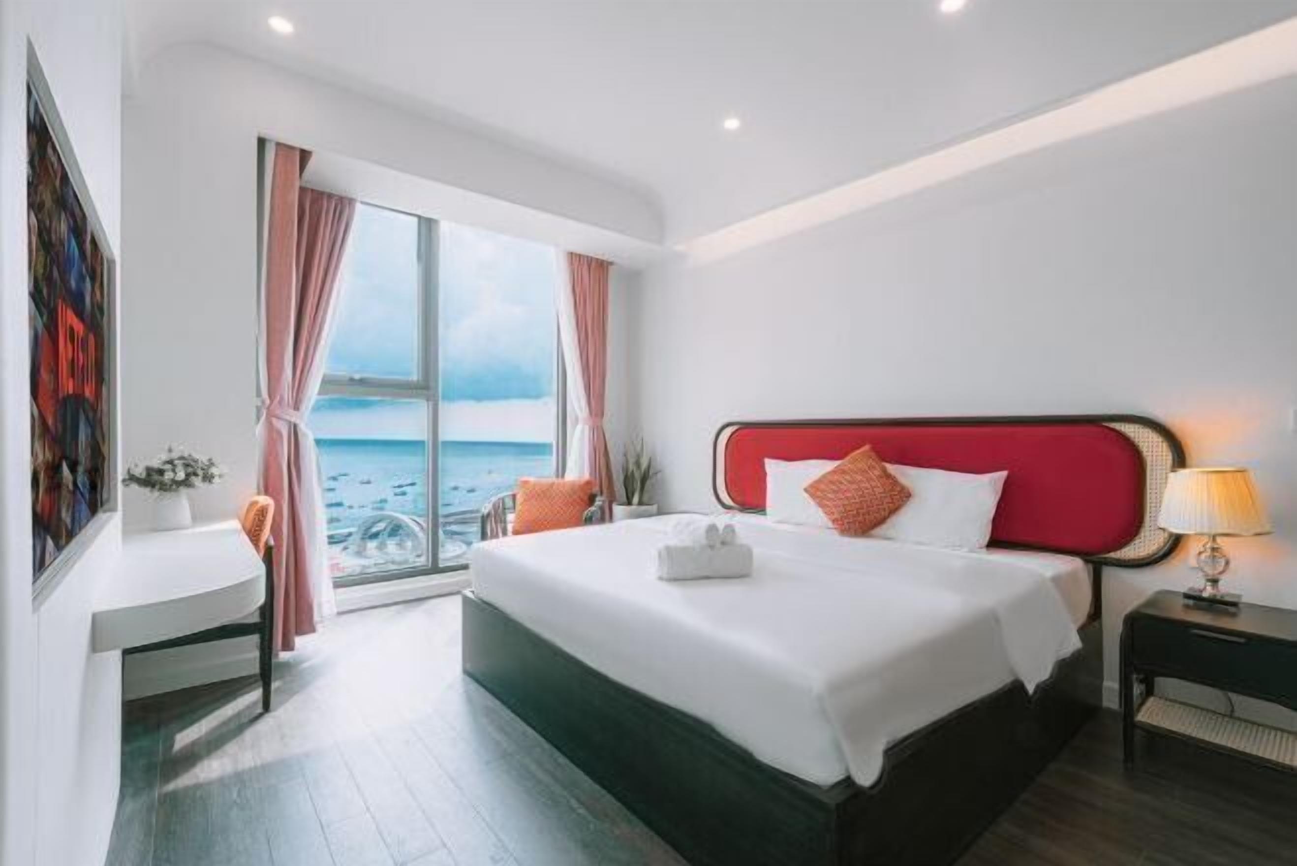 Hypo-allergenic bedding, desk, soundproofing, free WiFi