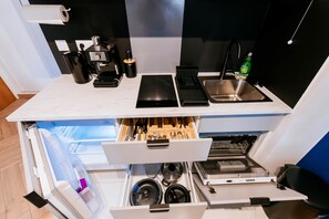 Refrigerador, microondas, lavavajillas y cafetera y tetera 