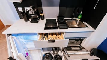 Fridge, microwave, dishwasher, coffee/tea maker