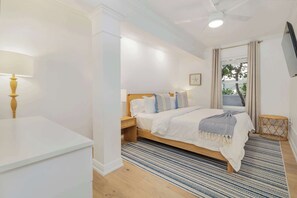 2 soverom, skrivebord, strykejern/-brett og reiseseng for barn