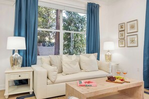 Smart-TV, bøker og kontorer