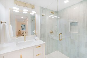 Een haardroger, handdoeken, shampoo