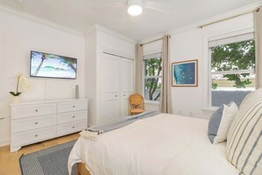 2 dormitorios, escritorio, tabla de planchar con plancha y cuna de viaje