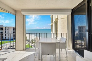 Outdoor dining - Lausanne at Park Shore (Naples)