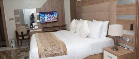 Habitación económica, balcón, vista a la ciudad | Escritorio, espacio para trabajar con laptop y cortinas blackout