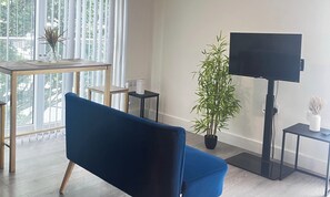 Living area - Modern Studio by Prymeo – Central Hemel Hempstead (Hemel Hempstead)