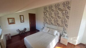 2 bedrooms, iron/ironing board, bed sheets