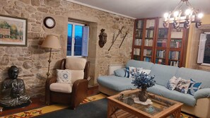 Smart TV - GALICIAN RURAL HOUSE. The charm of stone and water. (O Lameiro)