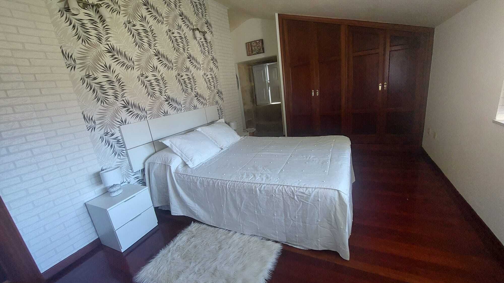 2 slaapkamers, een strijkplank/strijkijzer, beddengoed