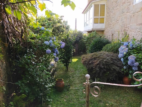 Parco della struttura. GALICIAN RURAL HOUSE. The charm of stone and water.