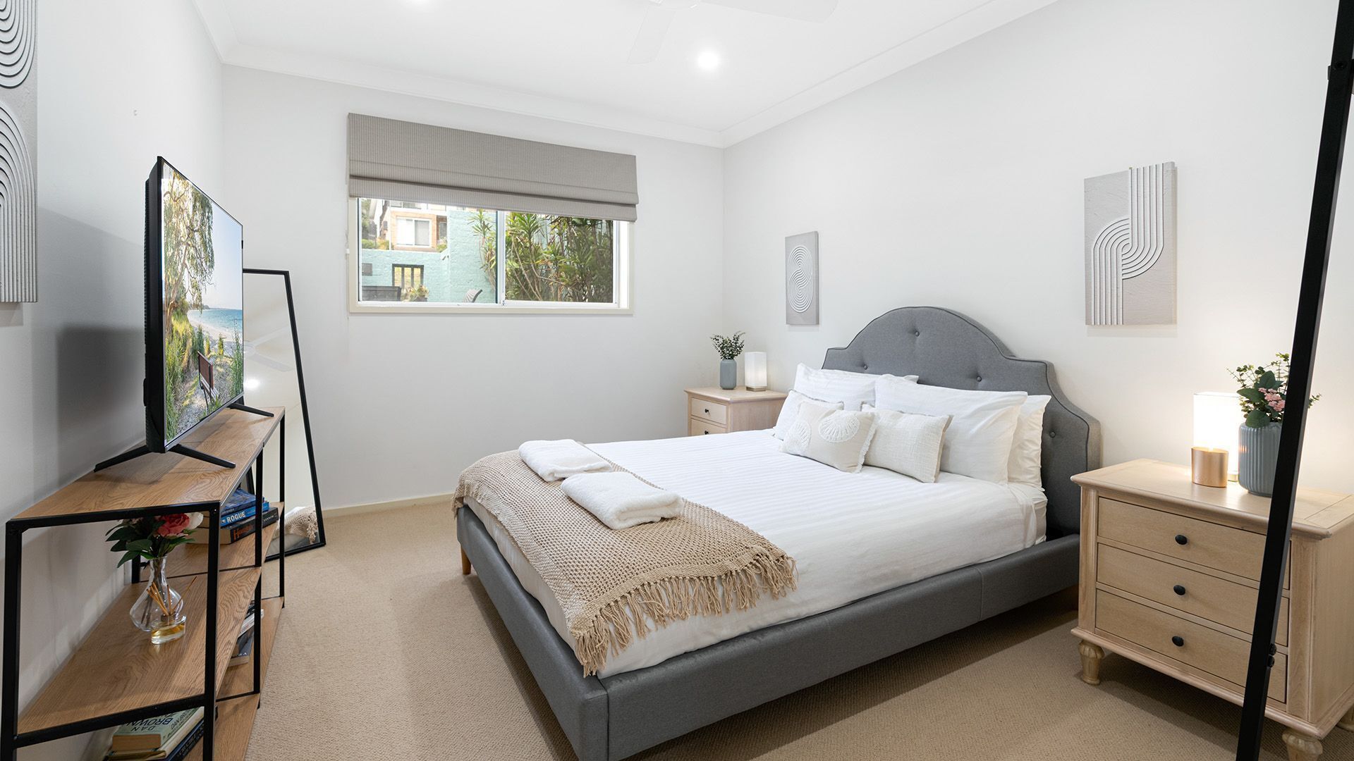 3 habitaciones, escritorio y tabla de planchar con plancha 