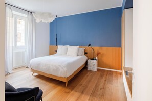 1 habitación, escritorio, tabla de planchar con plancha y cuna de viaje 