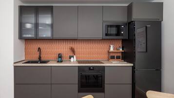 Frigorifero, microonde, forno, piano cottura