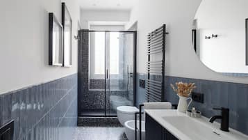 Doccia, asciugacapelli, bidet, asciugamani