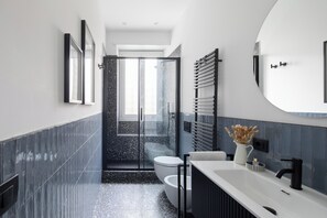 Een douche, een haardroger, een bidet, handdoeken