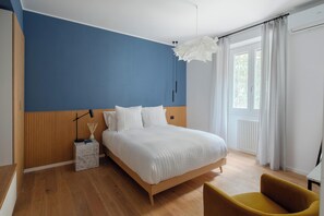 1 habitación, escritorio, tabla de planchar con plancha y cuna de viaje 