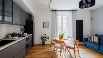 Frigorifero, microonde, forno, piano cottura