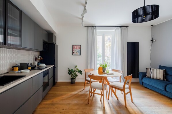 Een koelkast, een microgolfoven, een oven, een kookplaat