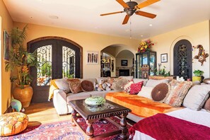 Smart-tv, een open haard, een dvd-speler en boeken